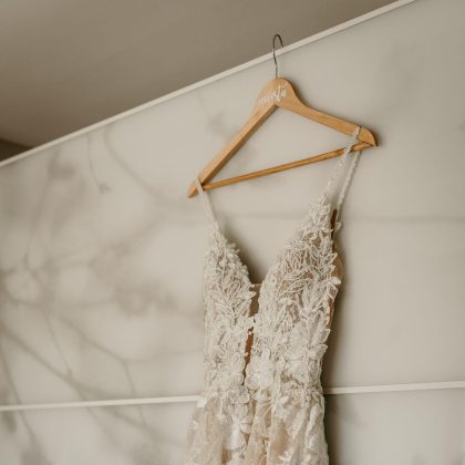 OBEŠALNIK NEVESTA - RJAV - BEL NAPIS